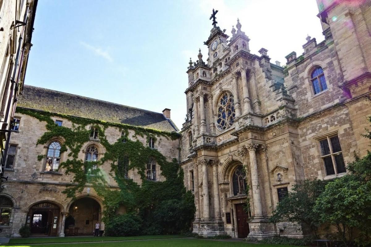 Cette abbaye bourguignonne surpasse Vézelay et Cluny par son charme unique