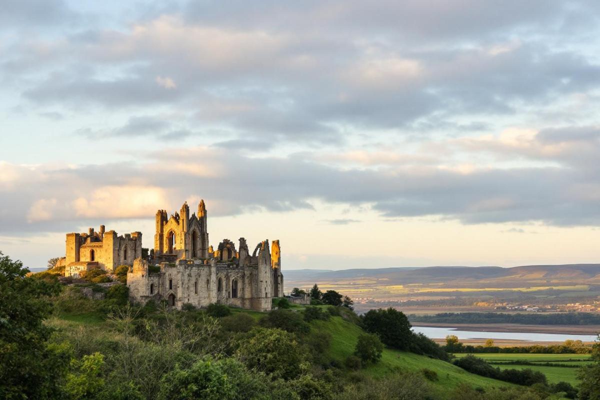 Cette abbaye perchée méconnue offre une vue spectaculaire comme le Mont-Saint-Michel