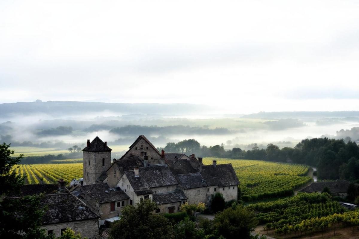Cette cité bourguignonne surpasse Vézelay et Avallon en authenticité et majesté
