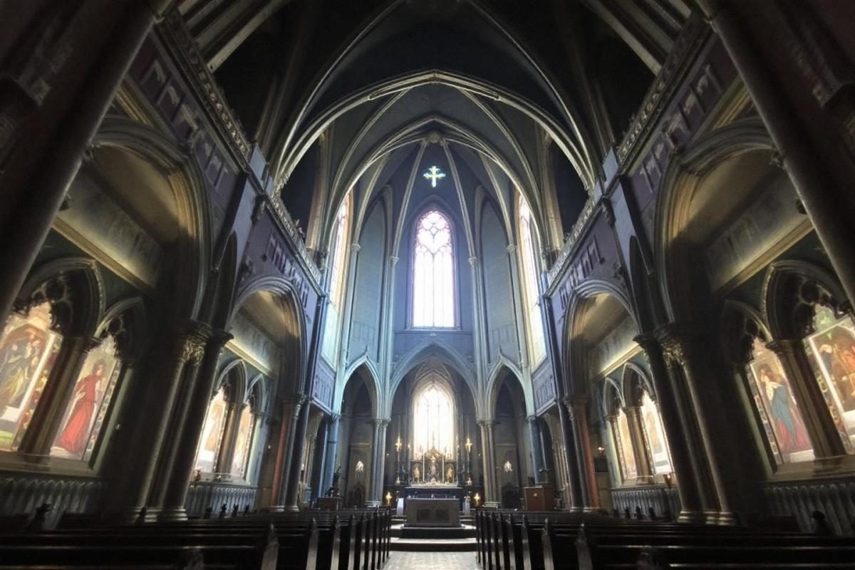 Cette cité médiévale française surpasse Pérouges et Lyon mais reste méconnue des touristes