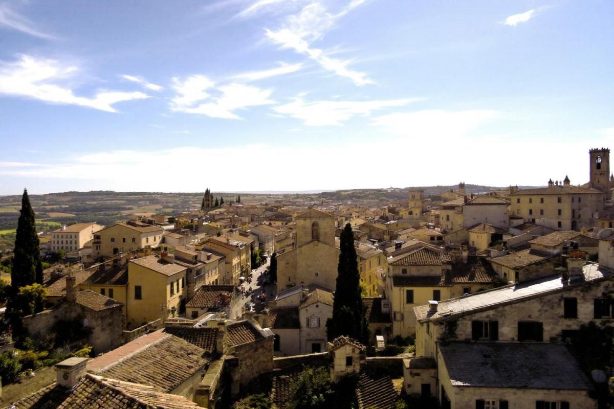 Éclipsée par Avignon, cette cité provençale conserve un charme médiéval intact