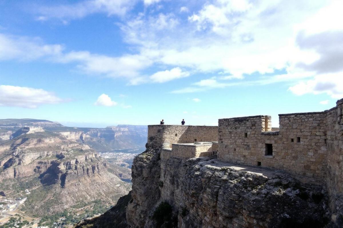 Entre falaises et ciel ouvert, ce village offre un panorama vertigineux du Sud