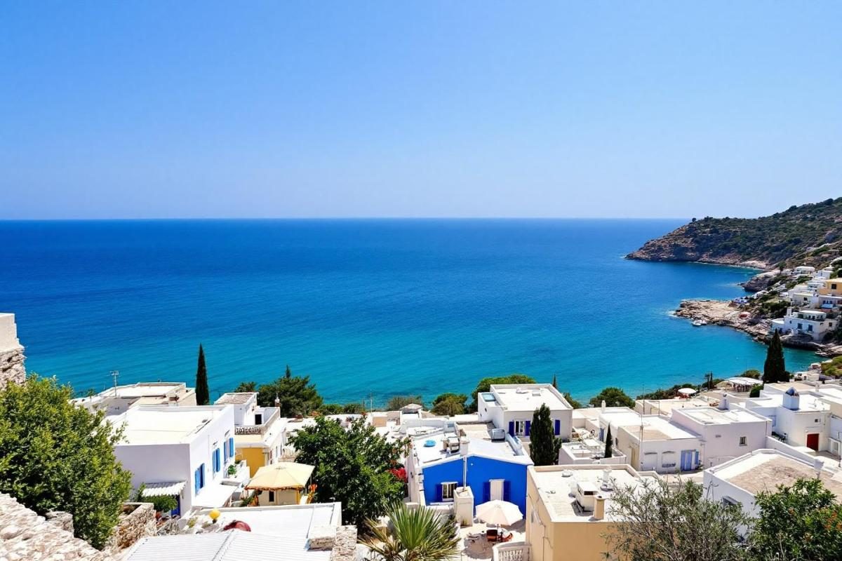 Cette île méditerranéenne rappelle les Cyclades avec ses maisons blanches et volets colorés