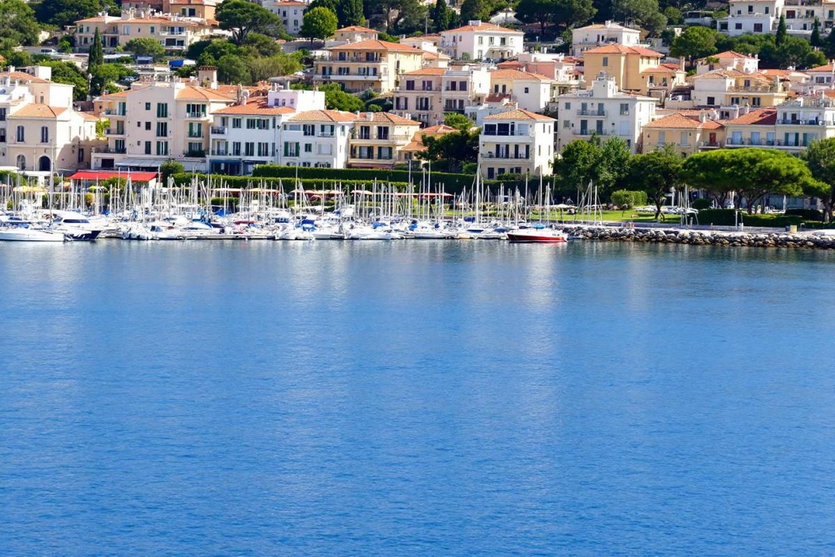 Moins réputée que Nice, cette ville de la Côte d'Azur offre une Méditerranée plus paisible