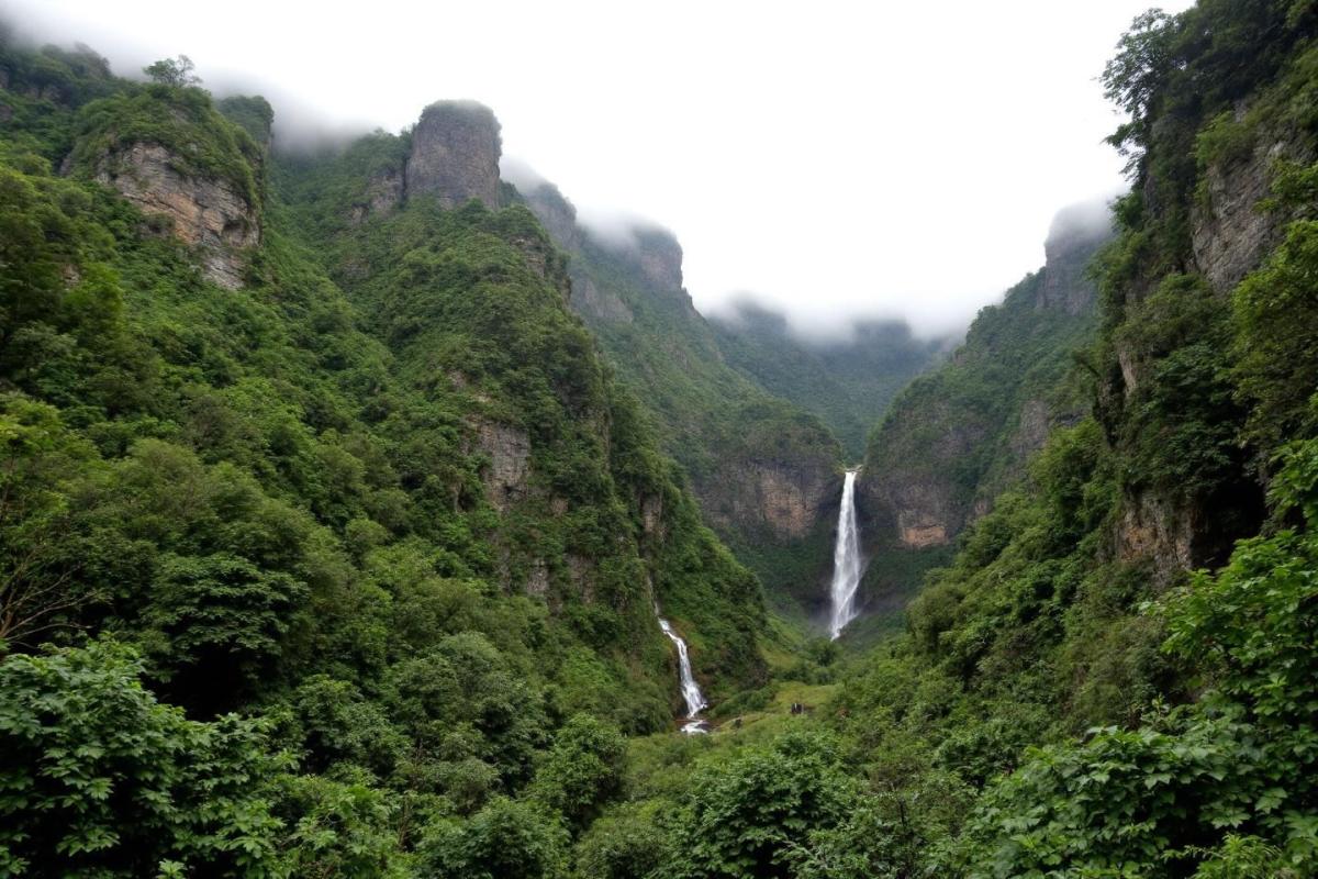 La petite Norvège française : découvrez cette vallée aux cascades et falaises spectaculaires