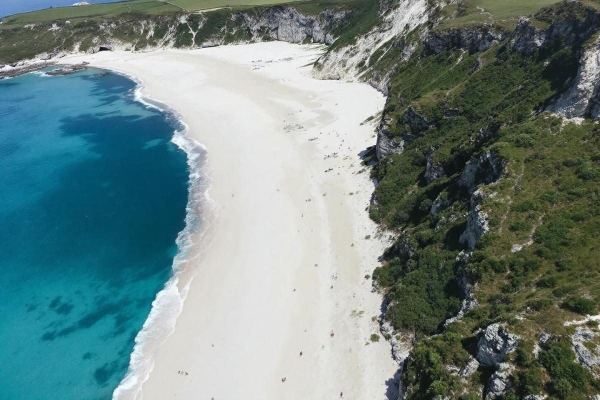 Cette plage bretonne rivalise avec les tropiques avec son sable blanc et ses eaux turquoises