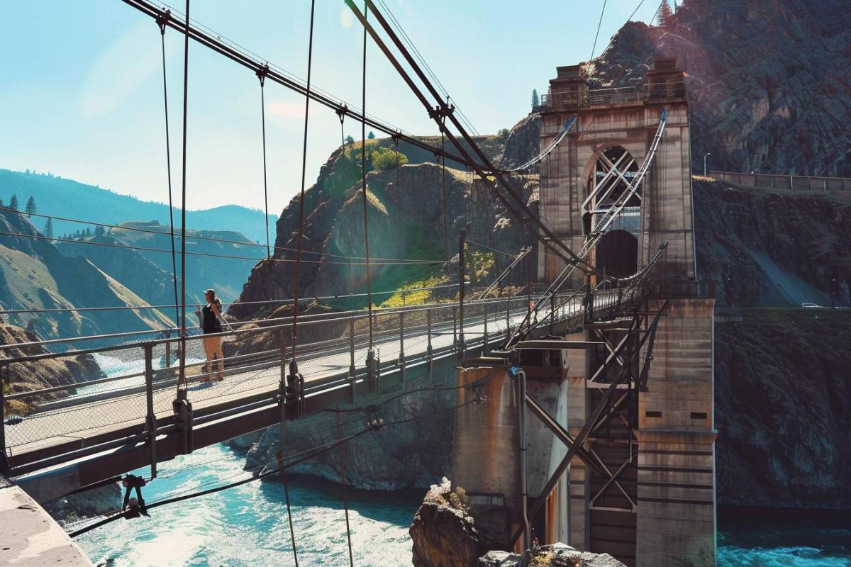 Le pont de Millau : chef-d'œuvre architectural et plus haut viaduc d'Europe, une merveille d'ingénierie française