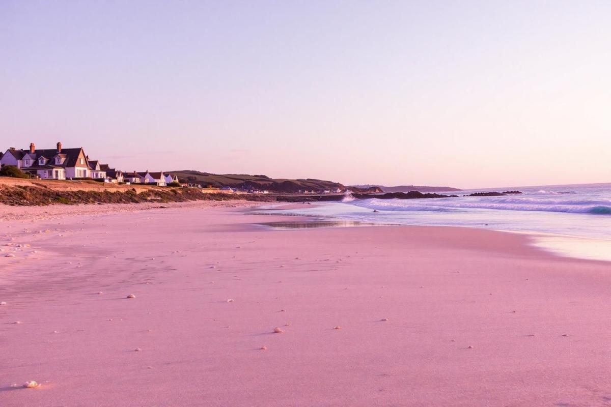 Port breton aux plages de sable rose : un refuge idyllique pour se ressourcer