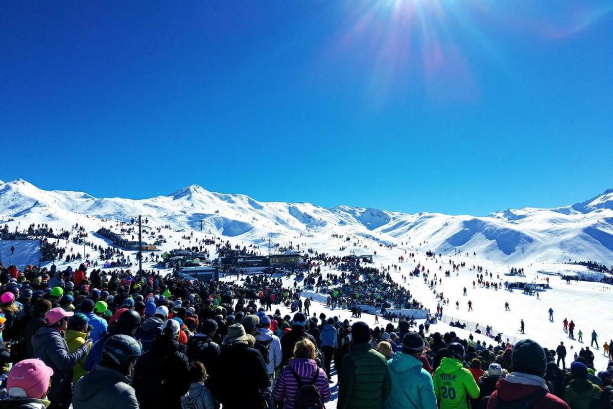 Entre queues aux remontées et pistes bondées, quelle est cette station prisée des skieurs ?