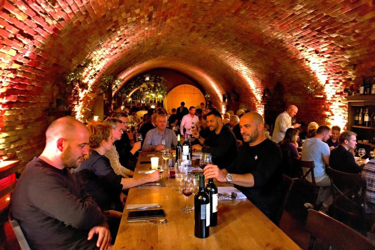Sous-estimée mais irrésistible : la petite voisine de Bordeaux qui devient tendance