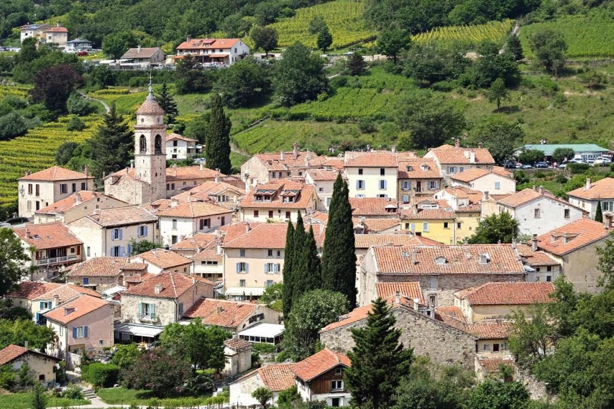 Cette station alpine rappelle la Suisse avec ses chalets en bois et ses prairies verdoyantes