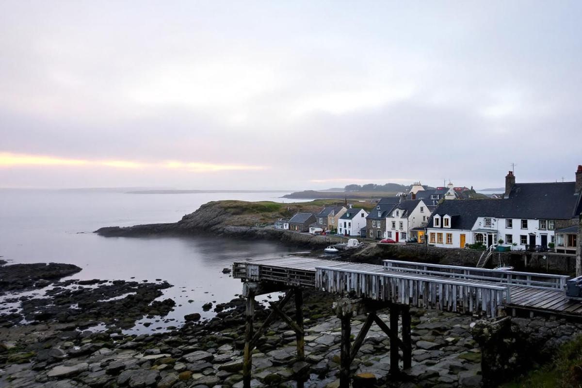 Ce village breton au bord de l'eau semble suspendu dans le temps