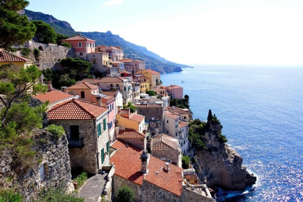 Ce village corse accroché aux falaises calcaires ressemble à un château vivant