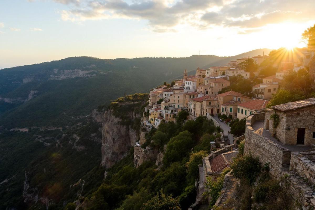 Village perché au bord du vide, figé entre terre et horizon : découverte insolite