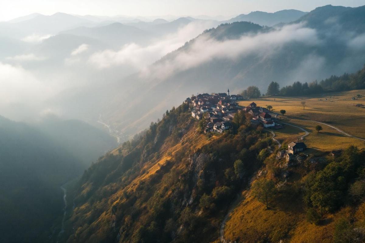 Village perché vertigineux dominant la vallée depuis les airs : sensations fortes garanties