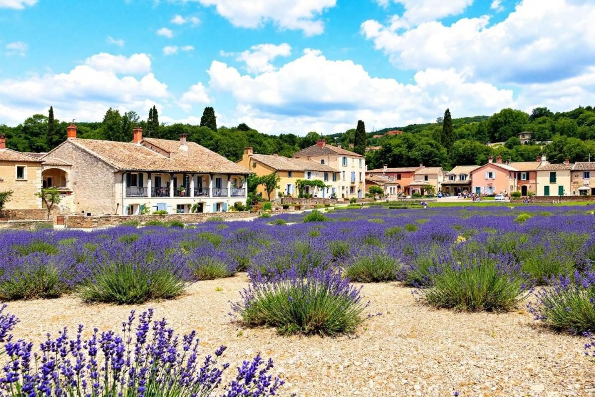 Ce village provençal près de Marseille cache une particularité unique en France