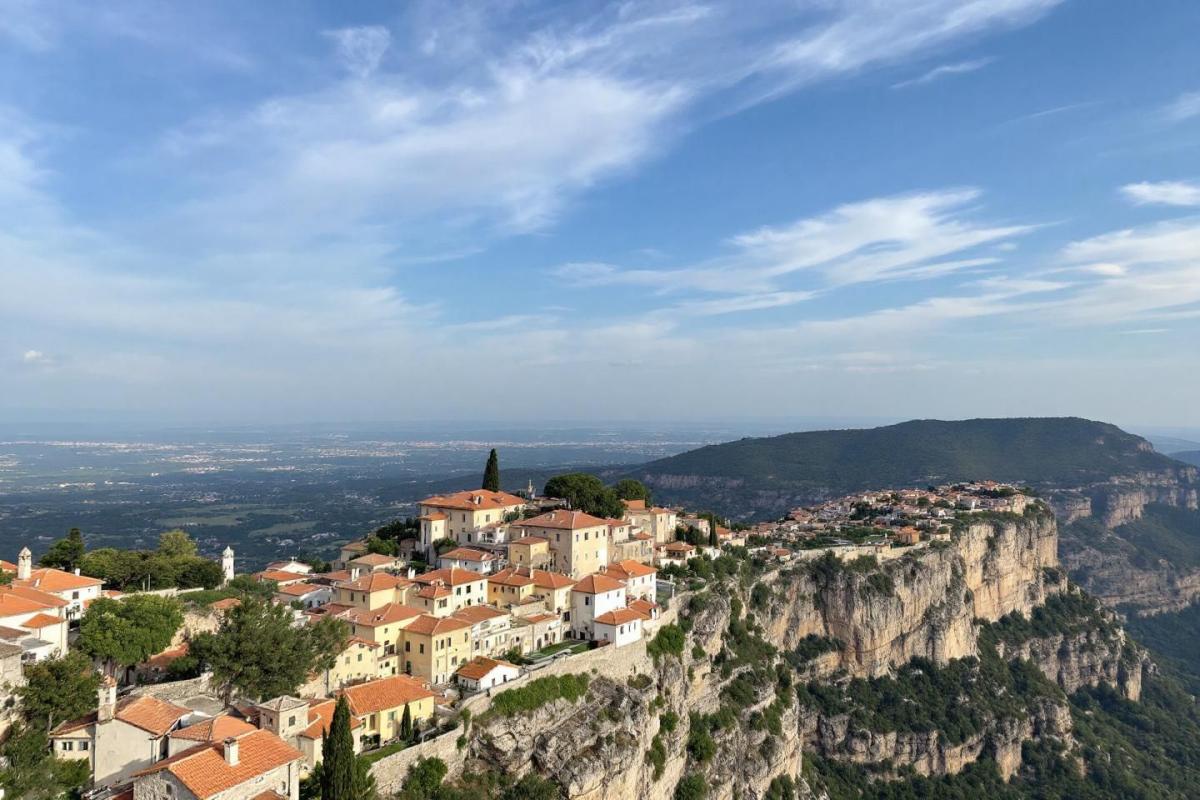 Ce village du Tarn perché sur une falaise semble suspendu entre ciel et terre