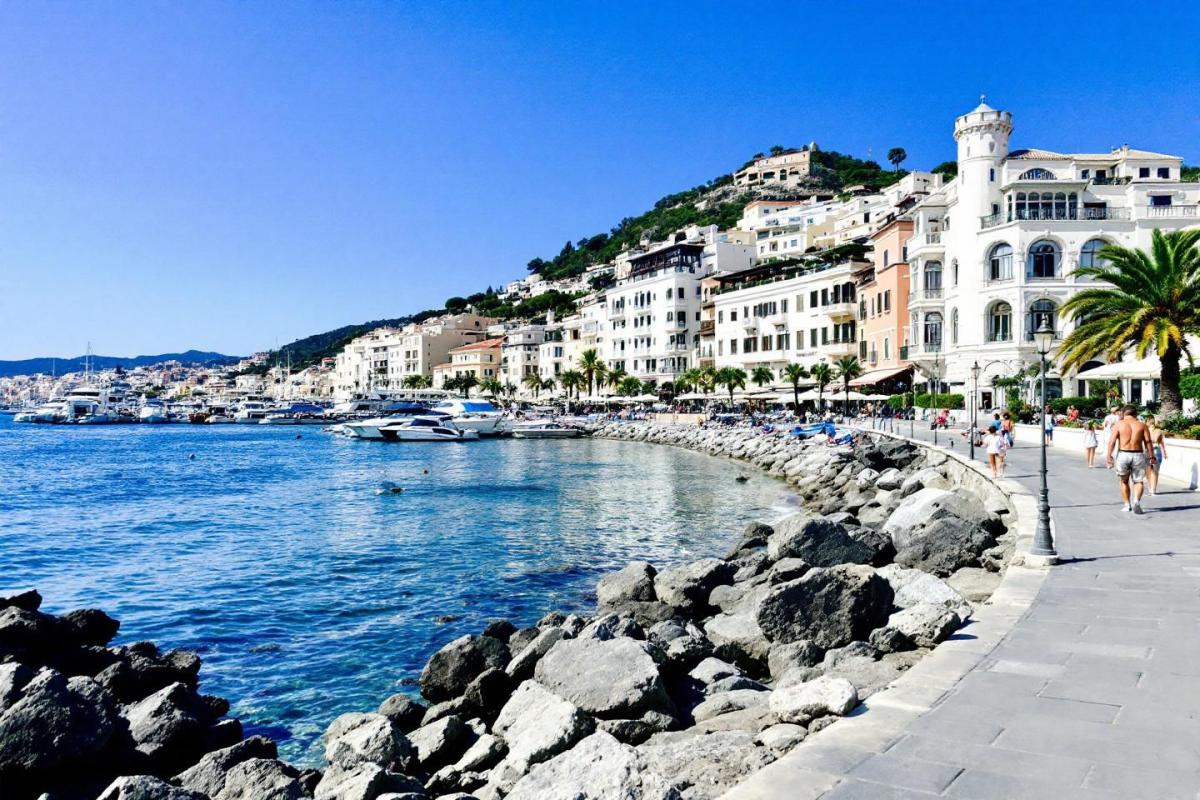 Cette ville azuréenne plus raffinée qu'Antibes et moins bondée que Nice séduit de plus en plus