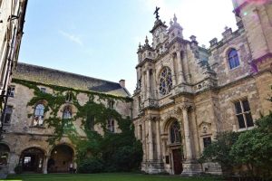 Cette abbaye bourguignonne surpasse Vézelay et Cluny par son charme unique