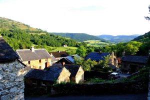 Village ardéchois en vallée : renaissance préservée entre tradition et modernité