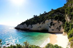 Moins réputée que la Corse, cette île française cache des plages préservées