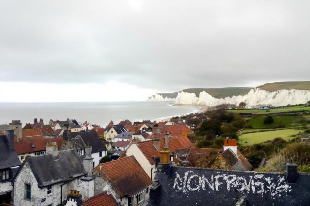 Éclipsé par Étretat, ce village normand séduit par ses falaises spectaculaires