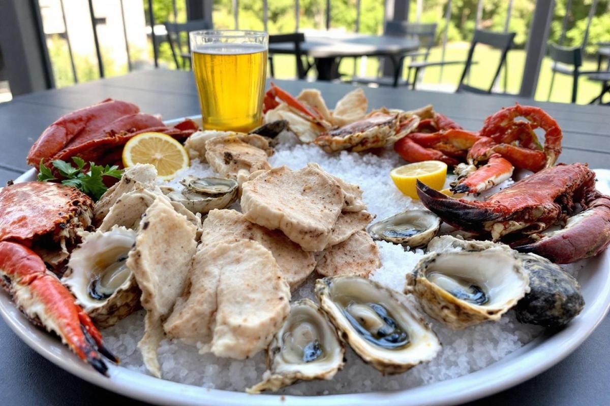Éclipsé par Étretat, ce village normand séduit par ses falaises spectaculaires