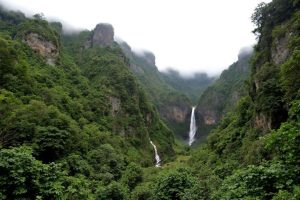 La petite Norvège française : découvrez cette vallée aux cascades et falaises spectaculaires