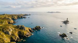 Côte rocheuse avec phares et îles en mer